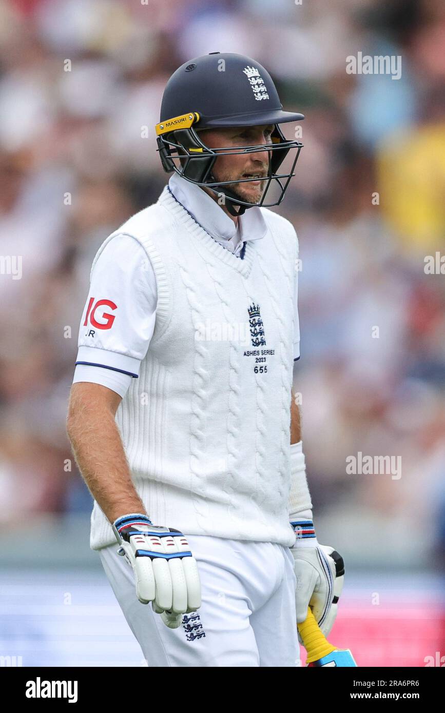 A dejected Joe Root of England, nachdem er während der LV= Insurance Ashes Test Series Second Test Day 4 England gegen Australia von Pat Cummings of Australia, 1. Juli 2023, Lords, London, Großbritannien, herausgeworfen wurde (Foto von Mark Cosgrove/News Images) Stockfoto