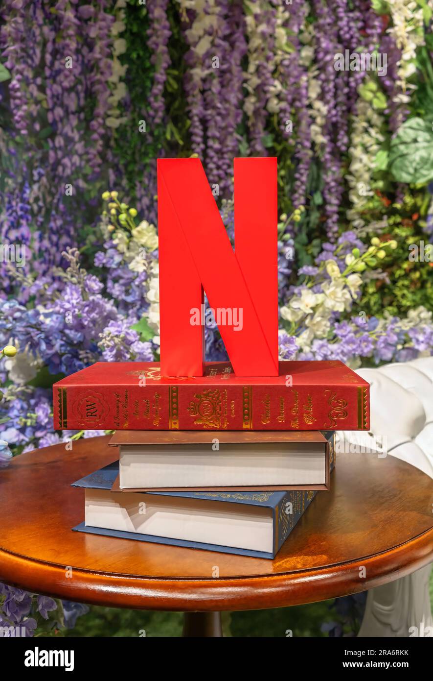 tokio, japan - Mai 31 2023: Kunstskulptur mit dem roten Buchstaben N, Initial- und Symbolmarke von Netflix, dem weltweiten amerikanischen Abonnement, auf dem Video Stockfoto