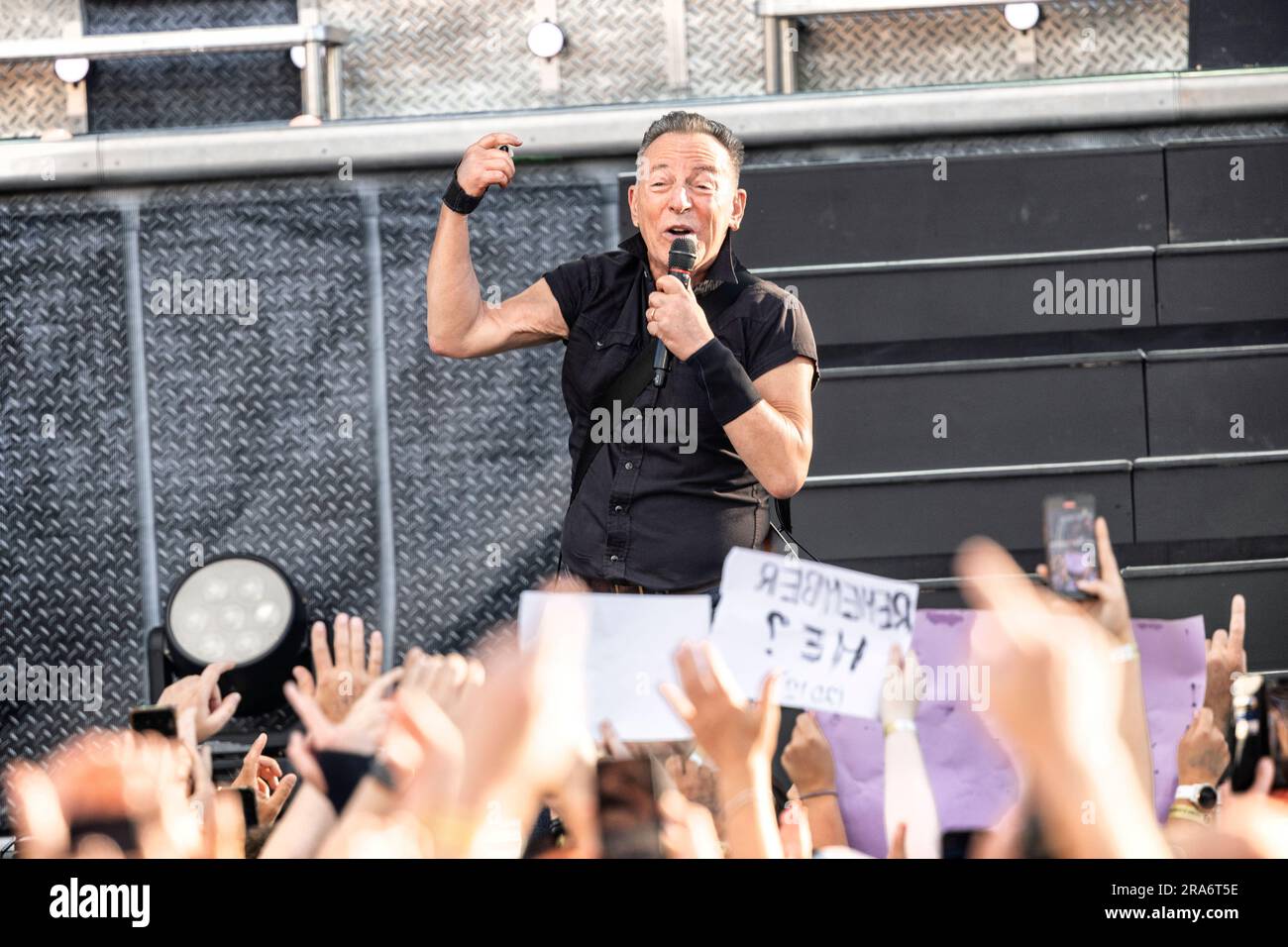Oslo, Norwegen. 30. Juni 2023. Der amerikanische Sänger, Songwriter und Musiker Bruce Springsteen führt ein Live-Konzert mit der E Street Band in Voldslokka in Oslo auf. (Foto: Gonzales Photo/Alamy Live News Stockfoto