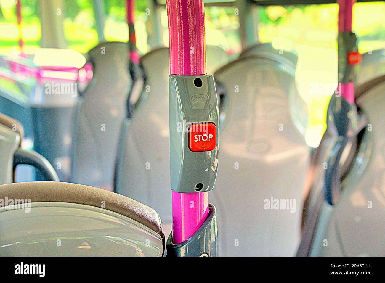 Leeren Sie die ersten Bus-Sitze rot, drücken Sie den Schalter Stockfoto