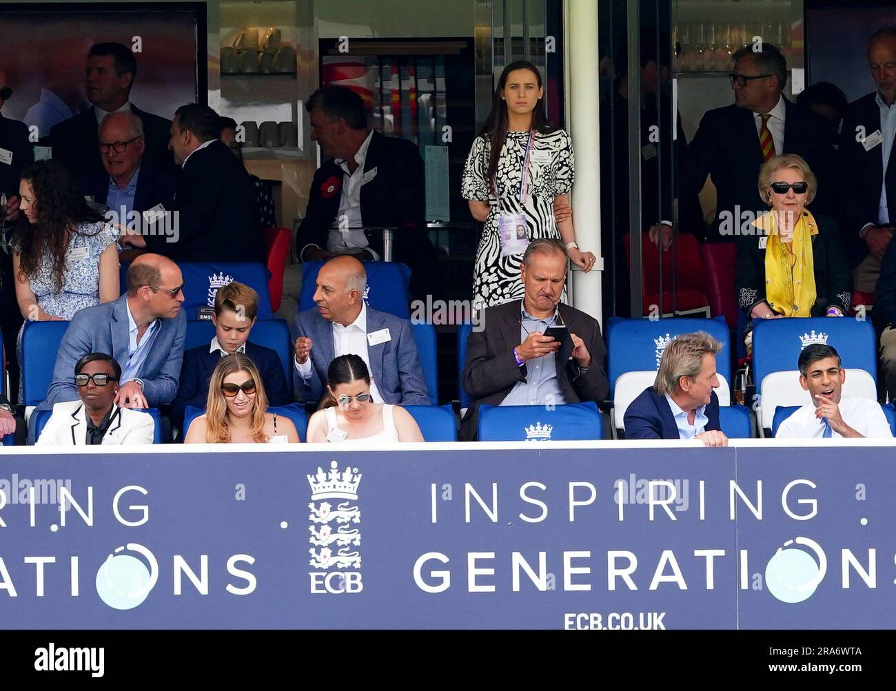 Der Prinz von Wales, Prinz George und Premierminister Rishi Sunak beobachten den vierten Tag des zweiten Ashes-Testspiels bei Lord's, London. Bilddatum: Samstag, 1. Juli 2023. Stockfoto