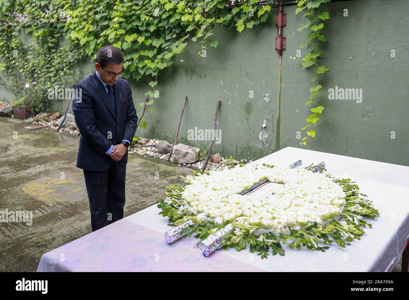 Dhaka, Bangladesch. 1. Juli 2023. Der indische hochkommissar Pranay Kumar Verma würdigt die Opfer des Angriffs von Holey Artisan am siebten Jahrestag des Vorfalls in Dhaka, Bangladesch, am 1. Juli 2023. Diplomaten verschiedener Botschaften in Bangladesch haben den Opfern, die bei dem militanten Angriff auf die Holey Artisan Bakery in Dhakas Gulshan getötet wurden, ihre Ehre erwiesen. Heute, am 1. Juli, jährt sich dieser Angriff sieben Jahre. (Kreditbild: © Suvra Kanti das/ZUMA Press Wire) NUR ZUR REDAKTIONELLEN VERWENDUNG! Nicht für den kommerziellen GEBRAUCH! Kredit: ZUMA Press, Inc./Alamy Live News Stockfoto