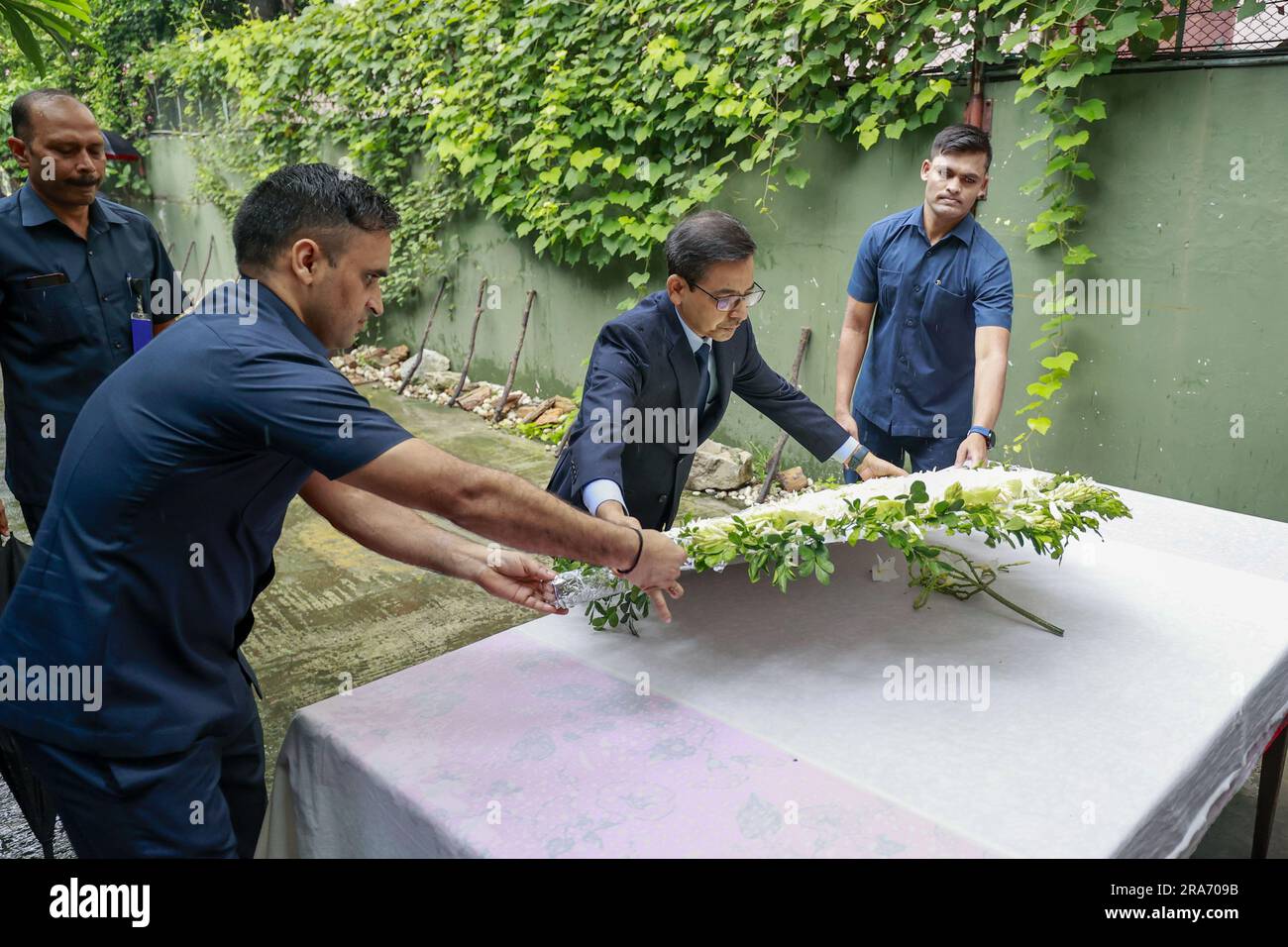 Dhaka, Bangladesch. 1. Juli 2023. Der indische hochkommissar Pranay Kumar Verma würdigt die Opfer des Angriffs von Holey Artisan am siebten Jahrestag des Vorfalls in Dhaka, Bangladesch, am 1. Juli 2023. Diplomaten verschiedener Botschaften in Bangladesch haben den Opfern, die bei dem militanten Angriff auf die Holey Artisan Bakery in Dhakas Gulshan getötet wurden, ihre Ehre erwiesen. Heute, am 1. Juli, jährt sich dieser Angriff sieben Jahre. (Kreditbild: © Suvra Kanti das/ZUMA Press Wire) NUR ZUR REDAKTIONELLEN VERWENDUNG! Nicht für den kommerziellen GEBRAUCH! Kredit: ZUMA Press, Inc./Alamy Live News Stockfoto