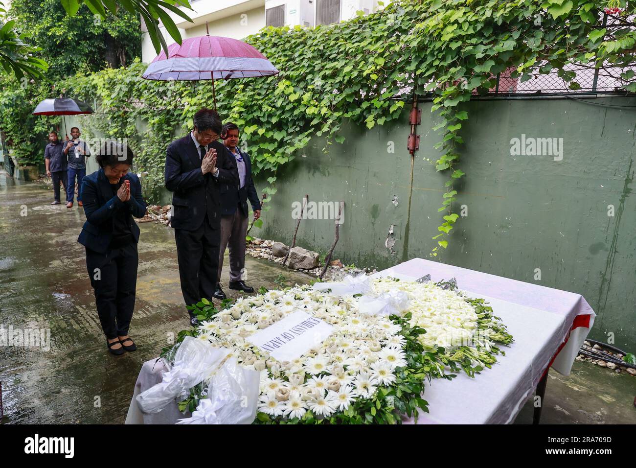 Dhaka, Bangladesch. 1. Juli 2023. Der japanische Botschafter in Bangladesch Ito Naoki ehrt die Opfer des Angriffs von Holey Artisan am siebten Jahrestag des Vorfalls in Dhaka, Bangladesch, am 1. Juli 2023. Diplomaten verschiedener Botschaften in Bangladesch haben den Opfern, die bei dem militanten Angriff auf die Holey Artisan Bakery in Dhakas Gulshan getötet wurden, ihre Ehre erwiesen. Heute, am 1. Juli, jährt sich dieser Angriff sieben Jahre. (Kreditbild: © Suvra Kanti das/ZUMA Press Wire) NUR ZUR REDAKTIONELLEN VERWENDUNG! Nicht für den kommerziellen GEBRAUCH! Kredit: ZUMA Press, Inc./Alamy Live News Stockfoto