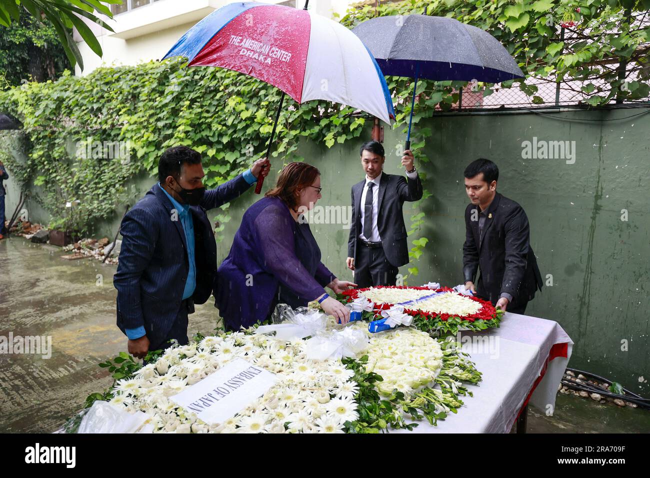 Dhaka, Bangladesch. 1. Juli 2023. Diplomaten verschiedener Botschaften ehren die Opfer des Angriffs von Holey Artisan am siebten Jahrestag des Vorfalls in Dhaka, Bangladesch, am 1. Juli 2023. Diplomaten verschiedener Botschaften in Bangladesch haben den Opfern, die bei dem militanten Angriff auf die Holey Artisan Bakery in Dhakas Gulshan getötet wurden, ihre Ehre erwiesen. Heute, am 1. Juli, jährt sich dieser Angriff sieben Jahre. (Kreditbild: © Suvra Kanti das/ZUMA Press Wire) NUR ZUR REDAKTIONELLEN VERWENDUNG! Nicht für den kommerziellen GEBRAUCH! Kredit: ZUMA Press, Inc./Alamy Live News Stockfoto