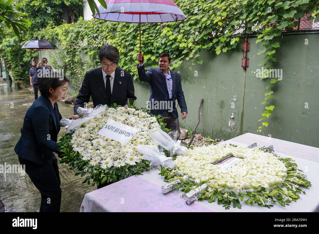 Dhaka, Bangladesch. 1. Juli 2023. Der japanische Botschafter in Bangladesch Ito Naoki ehrt die Opfer des Angriffs von Holey Artisan am siebten Jahrestag des Vorfalls in Dhaka, Bangladesch, am 1. Juli 2023. Diplomaten verschiedener Botschaften in Bangladesch haben den Opfern, die bei dem militanten Angriff auf die Holey Artisan Bakery in Dhakas Gulshan getötet wurden, ihre Ehre erwiesen. Heute, am 1. Juli, jährt sich dieser Angriff sieben Jahre. (Kreditbild: © Suvra Kanti das/ZUMA Press Wire) NUR ZUR REDAKTIONELLEN VERWENDUNG! Nicht für den kommerziellen GEBRAUCH! Kredit: ZUMA Press, Inc./Alamy Live News Stockfoto