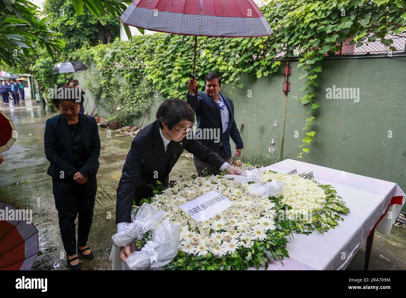 Dhaka, Bangladesch. 1. Juli 2023. Der japanische Botschafter in Bangladesch Ito Naoki ehrt die Opfer des Angriffs von Holey Artisan am siebten Jahrestag des Vorfalls in Dhaka, Bangladesch, am 1. Juli 2023. Diplomaten verschiedener Botschaften in Bangladesch haben den Opfern, die bei dem militanten Angriff auf die Holey Artisan Bakery in Dhakas Gulshan getötet wurden, ihre Ehre erwiesen. Heute, am 1. Juli, jährt sich dieser Angriff sieben Jahre. (Kreditbild: © Suvra Kanti das/ZUMA Press Wire) NUR ZUR REDAKTIONELLEN VERWENDUNG! Nicht für den kommerziellen GEBRAUCH! Kredit: ZUMA Press, Inc./Alamy Live News Stockfoto