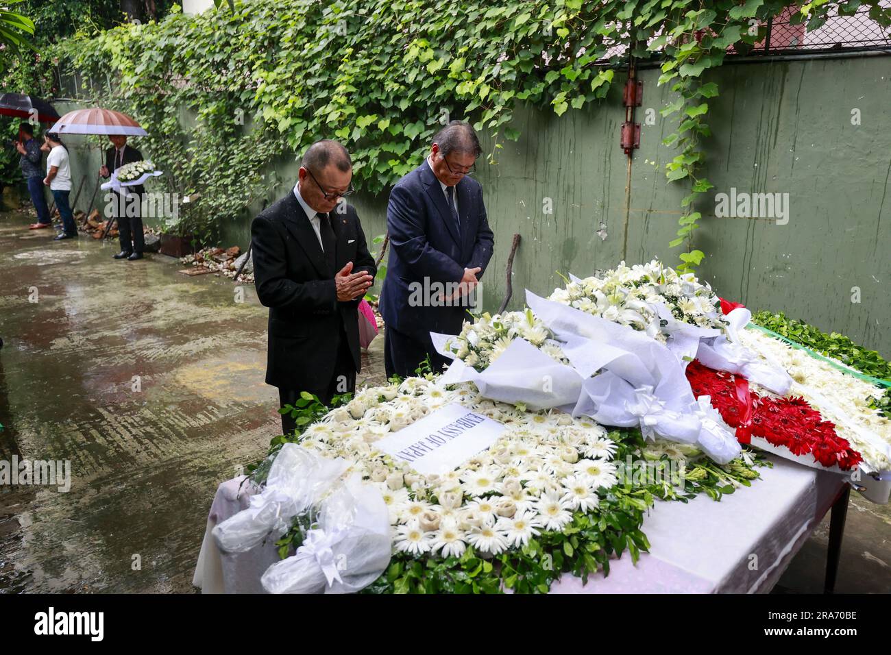 Dhaka, Bangladesch. 1. Juli 2023. Diplomaten verschiedener Botschaften ehren die Opfer des Angriffs von Holey Artisan am siebten Jahrestag des Vorfalls in Dhaka, Bangladesch, am 1. Juli 2023. Diplomaten verschiedener Botschaften in Bangladesch haben den Opfern, die bei dem militanten Angriff auf die Holey Artisan Bakery in Dhakas Gulshan getötet wurden, ihre Ehre erwiesen. Heute, am 1. Juli, jährt sich dieser Angriff sieben Jahre. (Kreditbild: © Suvra Kanti das/ZUMA Press Wire) NUR ZUR REDAKTIONELLEN VERWENDUNG! Nicht für den kommerziellen GEBRAUCH! Kredit: ZUMA Press, Inc./Alamy Live News Stockfoto