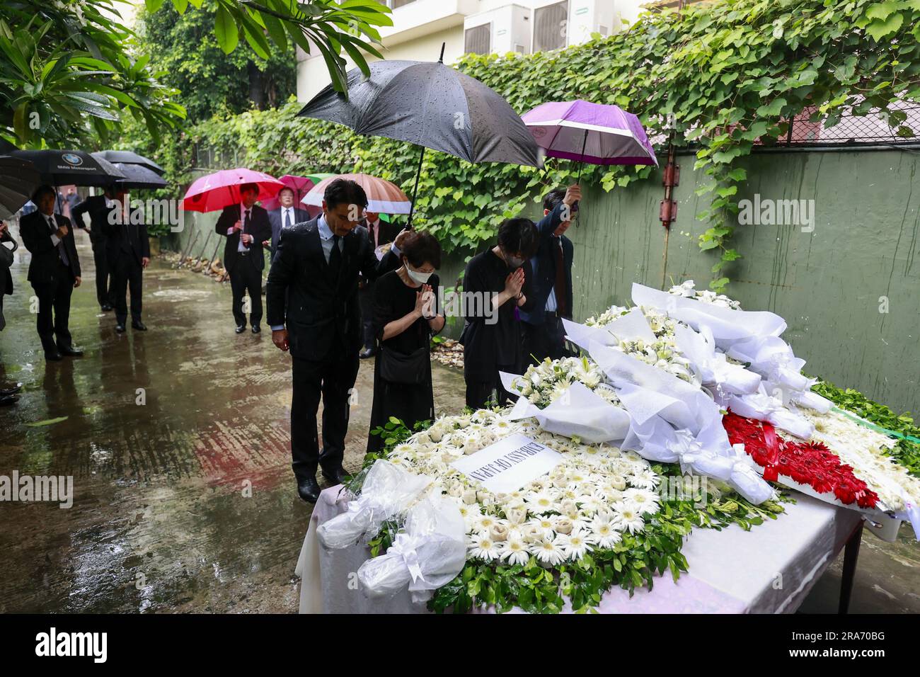 Dhaka, Bangladesch. 1. Juli 2023. Diplomaten verschiedener Botschaften ehren die Opfer des Angriffs von Holey Artisan am siebten Jahrestag des Vorfalls in Dhaka, Bangladesch, am 1. Juli 2023. Diplomaten verschiedener Botschaften in Bangladesch haben den Opfern, die bei dem militanten Angriff auf die Holey Artisan Bakery in Dhakas Gulshan getötet wurden, ihre Ehre erwiesen. Heute, am 1. Juli, jährt sich dieser Angriff sieben Jahre. (Kreditbild: © Suvra Kanti das/ZUMA Press Wire) NUR ZUR REDAKTIONELLEN VERWENDUNG! Nicht für den kommerziellen GEBRAUCH! Kredit: ZUMA Press, Inc./Alamy Live News Stockfoto