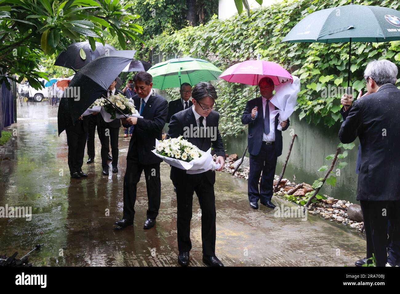 Dhaka, Bangladesch. 1. Juli 2023. Diplomaten verschiedener Botschaften ehren die Opfer des Angriffs von Holey Artisan am siebten Jahrestag des Vorfalls in Dhaka, Bangladesch, am 1. Juli 2023. Diplomaten verschiedener Botschaften in Bangladesch haben den Opfern, die bei dem militanten Angriff auf die Holey Artisan Bakery in Dhakas Gulshan getötet wurden, ihre Ehre erwiesen. Heute, am 1. Juli, jährt sich dieser Angriff sieben Jahre. (Kreditbild: © Suvra Kanti das/ZUMA Press Wire) NUR ZUR REDAKTIONELLEN VERWENDUNG! Nicht für den kommerziellen GEBRAUCH! Kredit: ZUMA Press, Inc./Alamy Live News Stockfoto