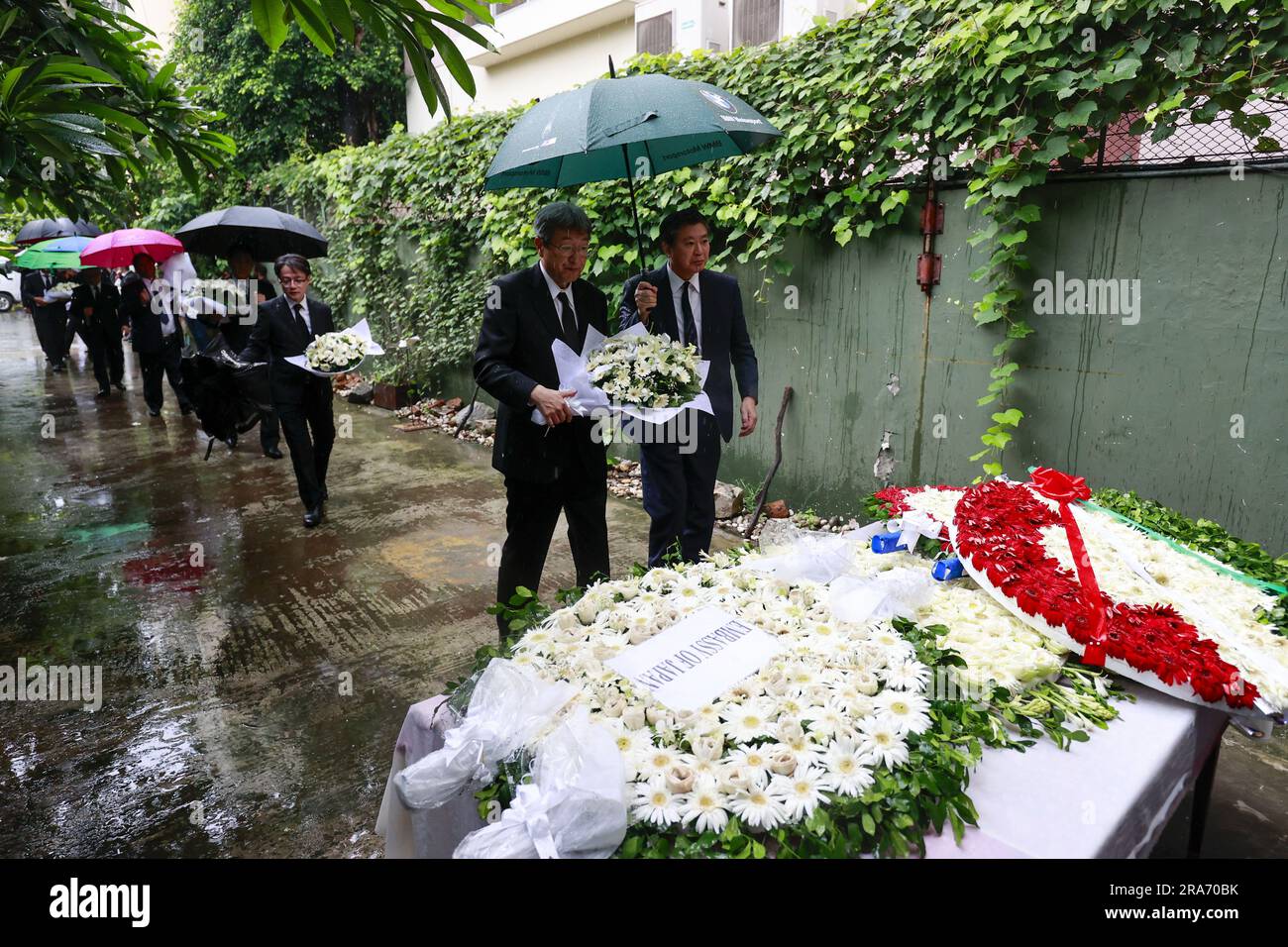 Dhaka, Bangladesch. 1. Juli 2023. Diplomaten verschiedener Botschaften ehren die Opfer des Angriffs von Holey Artisan am siebten Jahrestag des Vorfalls in Dhaka, Bangladesch, am 1. Juli 2023. Diplomaten verschiedener Botschaften in Bangladesch haben den Opfern, die bei dem militanten Angriff auf die Holey Artisan Bakery in Dhakas Gulshan getötet wurden, ihre Ehre erwiesen. Heute, am 1. Juli, jährt sich dieser Angriff sieben Jahre. (Kreditbild: © Suvra Kanti das/ZUMA Press Wire) NUR ZUR REDAKTIONELLEN VERWENDUNG! Nicht für den kommerziellen GEBRAUCH! Kredit: ZUMA Press, Inc./Alamy Live News Stockfoto