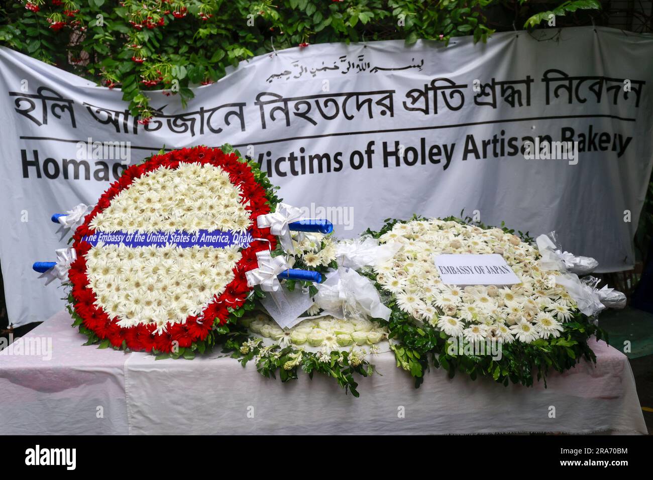 Dhaka, Bangladesch. 1. Juli 2023. Diplomaten verschiedener Botschaften ehren die Opfer des Angriffs von Holey Artisan am siebten Jahrestag des Vorfalls in Dhaka, Bangladesch, am 1. Juli 2023. Diplomaten verschiedener Botschaften in Bangladesch haben den Opfern, die bei dem militanten Angriff auf die Holey Artisan Bakery in Dhakas Gulshan getötet wurden, ihre Ehre erwiesen. Heute, am 1. Juli, jährt sich dieser Angriff sieben Jahre. (Kreditbild: © Suvra Kanti das/ZUMA Press Wire) NUR ZUR REDAKTIONELLEN VERWENDUNG! Nicht für den kommerziellen GEBRAUCH! Kredit: ZUMA Press, Inc./Alamy Live News Stockfoto
