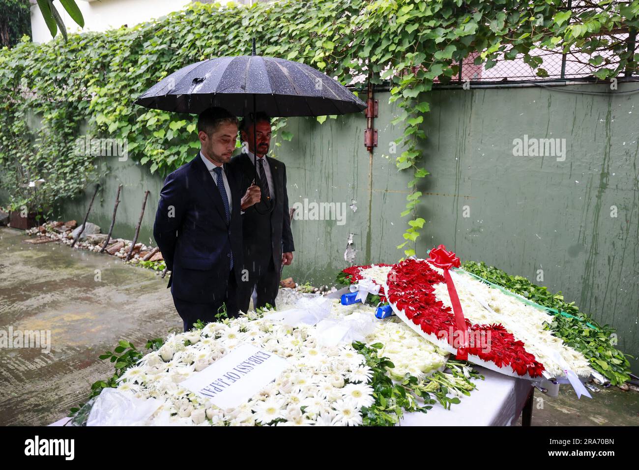 Dhaka, Bangladesch. 1. Juli 2023. Diplomaten verschiedener Botschaften ehren die Opfer des Angriffs von Holey Artisan am siebten Jahrestag des Vorfalls in Dhaka, Bangladesch, am 1. Juli 2023. Diplomaten verschiedener Botschaften in Bangladesch haben den Opfern, die bei dem militanten Angriff auf die Holey Artisan Bakery in Dhakas Gulshan getötet wurden, ihre Ehre erwiesen. Heute, am 1. Juli, jährt sich dieser Angriff sieben Jahre. (Kreditbild: © Suvra Kanti das/ZUMA Press Wire) NUR ZUR REDAKTIONELLEN VERWENDUNG! Nicht für den kommerziellen GEBRAUCH! Kredit: ZUMA Press, Inc./Alamy Live News Stockfoto