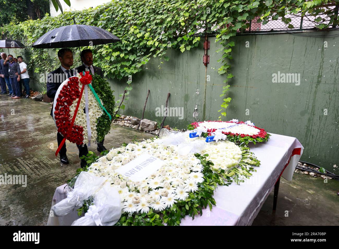Dhaka, Bangladesch. 1. Juli 2023. Diplomaten verschiedener Botschaften ehren die Opfer des Angriffs von Holey Artisan am siebten Jahrestag des Vorfalls in Dhaka, Bangladesch, am 1. Juli 2023. Diplomaten verschiedener Botschaften in Bangladesch haben den Opfern, die bei dem militanten Angriff auf die Holey Artisan Bakery in Dhakas Gulshan getötet wurden, ihre Ehre erwiesen. Heute, am 1. Juli, jährt sich dieser Angriff sieben Jahre. (Kreditbild: © Suvra Kanti das/ZUMA Press Wire) NUR ZUR REDAKTIONELLEN VERWENDUNG! Nicht für den kommerziellen GEBRAUCH! Kredit: ZUMA Press, Inc./Alamy Live News Stockfoto