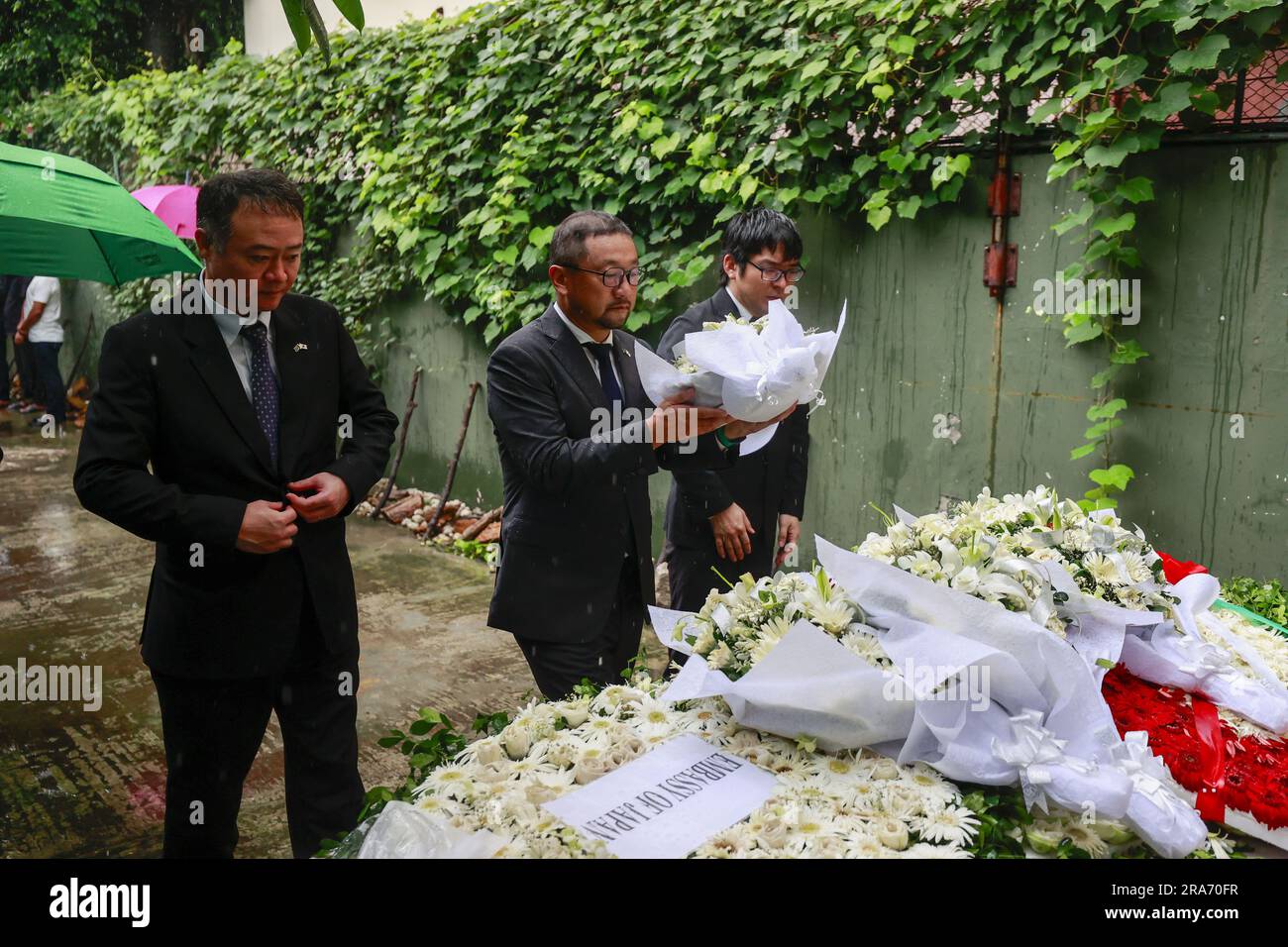 Dhaka, Bangladesch. 1. Juli 2023. Diplomaten verschiedener Botschaften ehren die Opfer des Angriffs von Holey Artisan am siebten Jahrestag des Vorfalls in Dhaka, Bangladesch, am 1. Juli 2023. Diplomaten verschiedener Botschaften in Bangladesch haben den Opfern, die bei dem militanten Angriff auf die Holey Artisan Bakery in Dhakas Gulshan getötet wurden, ihre Ehre erwiesen. Heute, am 1. Juli, jährt sich dieser Angriff sieben Jahre. (Kreditbild: © Suvra Kanti das/ZUMA Press Wire) NUR ZUR REDAKTIONELLEN VERWENDUNG! Nicht für den kommerziellen GEBRAUCH! Kredit: ZUMA Press, Inc./Alamy Live News Stockfoto