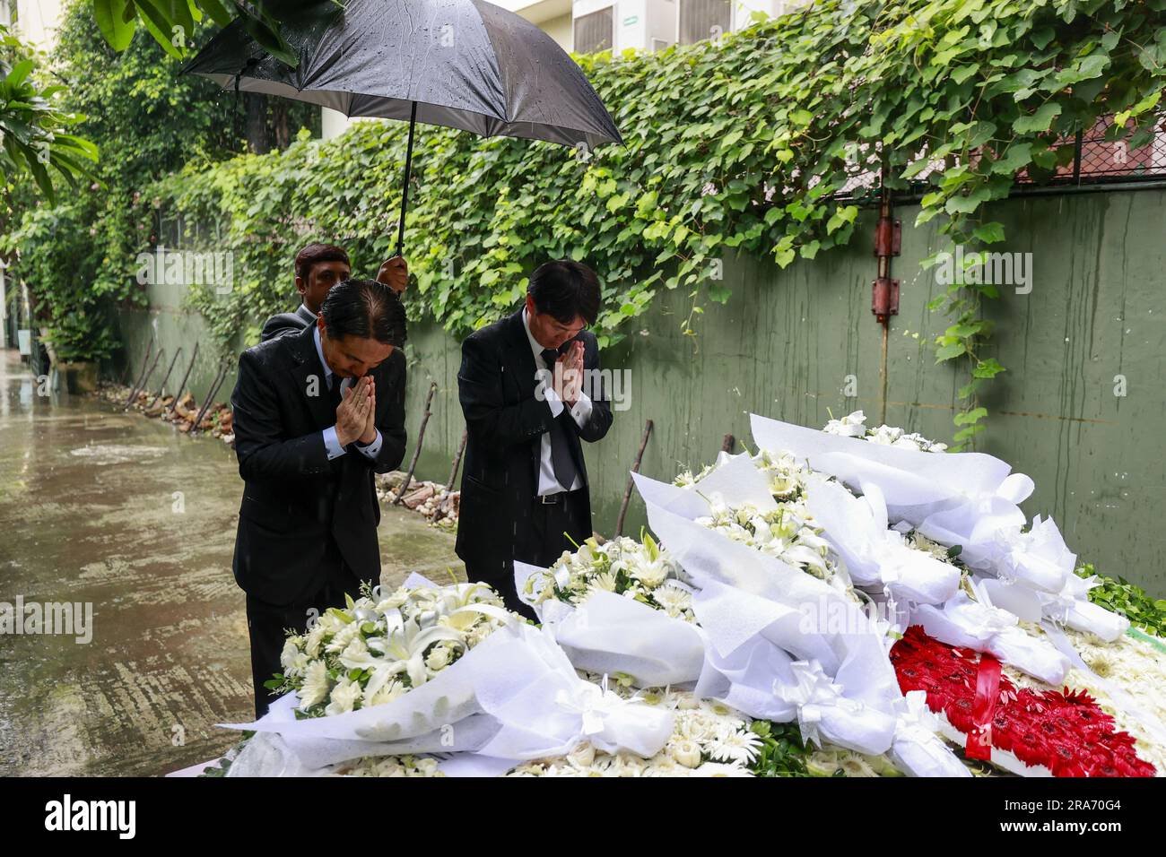 Dhaka, Bangladesch. 1. Juli 2023. Diplomaten verschiedener Botschaften ehren die Opfer des Angriffs von Holey Artisan am siebten Jahrestag des Vorfalls in Dhaka, Bangladesch, am 1. Juli 2023. Diplomaten verschiedener Botschaften in Bangladesch haben den Opfern, die bei dem militanten Angriff auf die Holey Artisan Bakery in Dhakas Gulshan getötet wurden, ihre Ehre erwiesen. Heute, am 1. Juli, jährt sich dieser Angriff sieben Jahre. (Kreditbild: © Suvra Kanti das/ZUMA Press Wire) NUR ZUR REDAKTIONELLEN VERWENDUNG! Nicht für den kommerziellen GEBRAUCH! Kredit: ZUMA Press, Inc./Alamy Live News Stockfoto