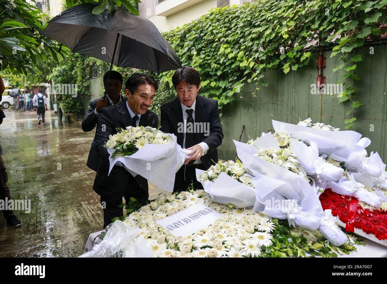 Dhaka, Bangladesch. 1. Juli 2023. Diplomaten verschiedener Botschaften ehren die Opfer des Angriffs von Holey Artisan am siebten Jahrestag des Vorfalls in Dhaka, Bangladesch, am 1. Juli 2023. Diplomaten verschiedener Botschaften in Bangladesch haben den Opfern, die bei dem militanten Angriff auf die Holey Artisan Bakery in Dhakas Gulshan getötet wurden, ihre Ehre erwiesen. Heute, am 1. Juli, jährt sich dieser Angriff sieben Jahre. (Kreditbild: © Suvra Kanti das/ZUMA Press Wire) NUR ZUR REDAKTIONELLEN VERWENDUNG! Nicht für den kommerziellen GEBRAUCH! Kredit: ZUMA Press, Inc./Alamy Live News Stockfoto