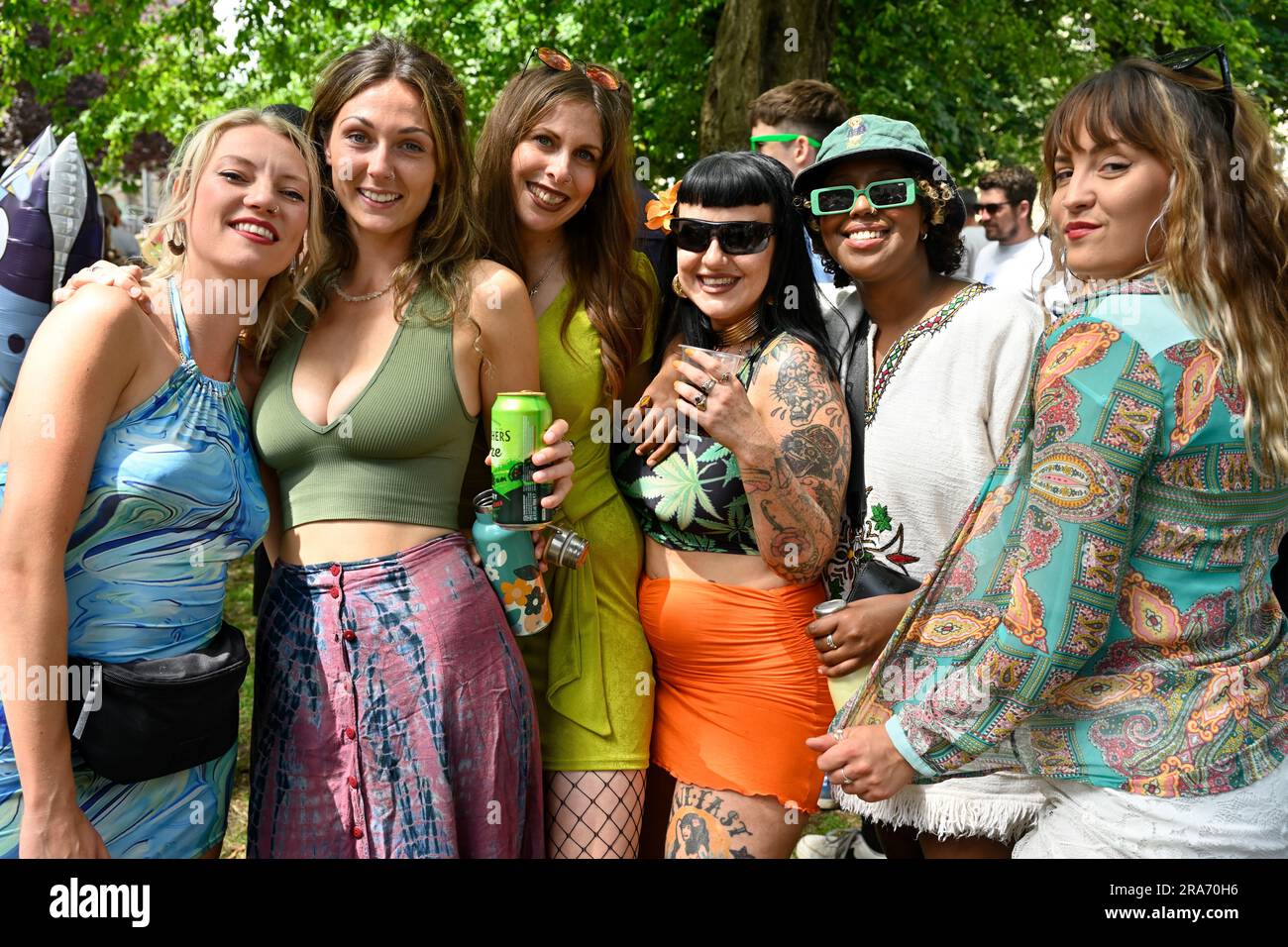 St Paul's Caribbean Carnival 2023, Bristol, England, Großbritannien, 1. Juli 2023. St. Pauls und Umgebung, Bristol. Glückliche Besucher, die den Karneval genießen Stockfoto