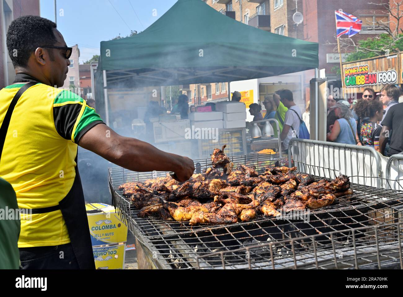 St Paul's Caribbean Carnival 2023, Bristol, England, Großbritannien, 1. Juli 2023. St. Pauls und Umgebung, Bristol. Hähnchen über BBQ kochen Stockfoto