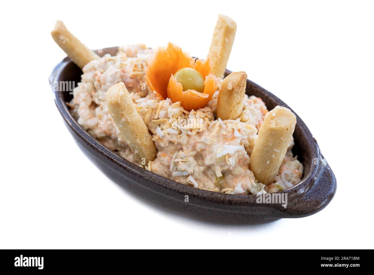 Studiofoto auf weißem Hintergrund einer typischen spanischen Tapa namens „Ensaladilla rusa“ (russischer Salat). Konzept der spanischen Küche Stockfoto