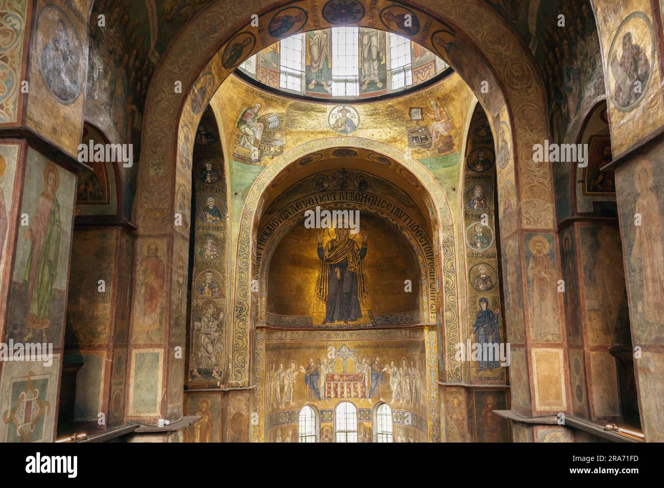 Ukraine, Kiew - 05 25 2023: St. Sophia-Kirche im Inneren. Goldenes Mosaik der Jungfrau Maria. Alte christliche Kathedrale. Freske und Bogen der Hagia Sophia. Stockfoto