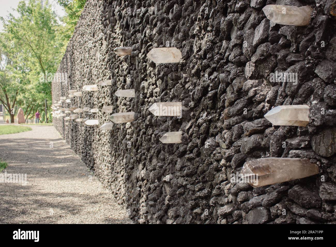 Klagemauer auf Babi Yar, Kiew, Ukraine. Holocaust-Gedenkstätte in Kiew. Gebetswand in Babi Yar. Kohle und Kristallsteine. Quarzkristall und Steine. Stockfoto