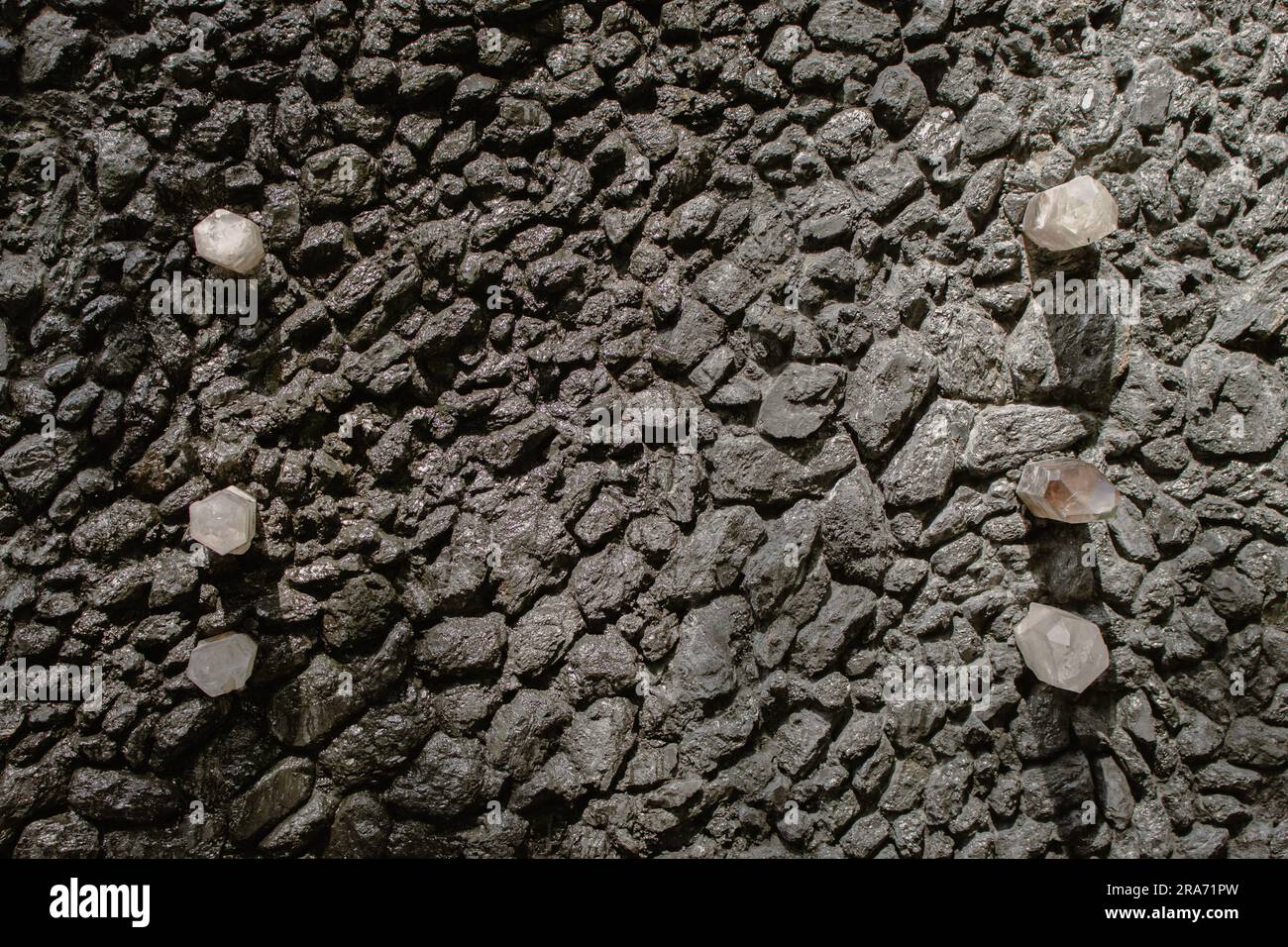 Klagemauer auf Babi Yar, Kiew, Ukraine. Holocaust-Gedenkstätte in Kiew. Gebetswand in Babi Yar. Kohle und Kristallsteine. Quarzkristall und Steine. Stockfoto