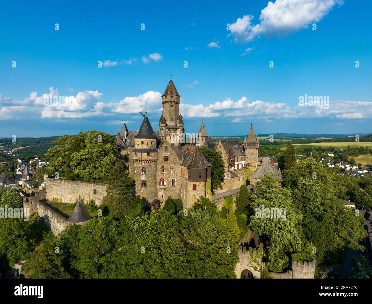 Mittelalterliche Burg in Braunfels, Hessen, Deutschland, mit vielen späteren Erweiterungen. Luftaufnahme im Sommer vor Sonnenuntergang Stockfoto