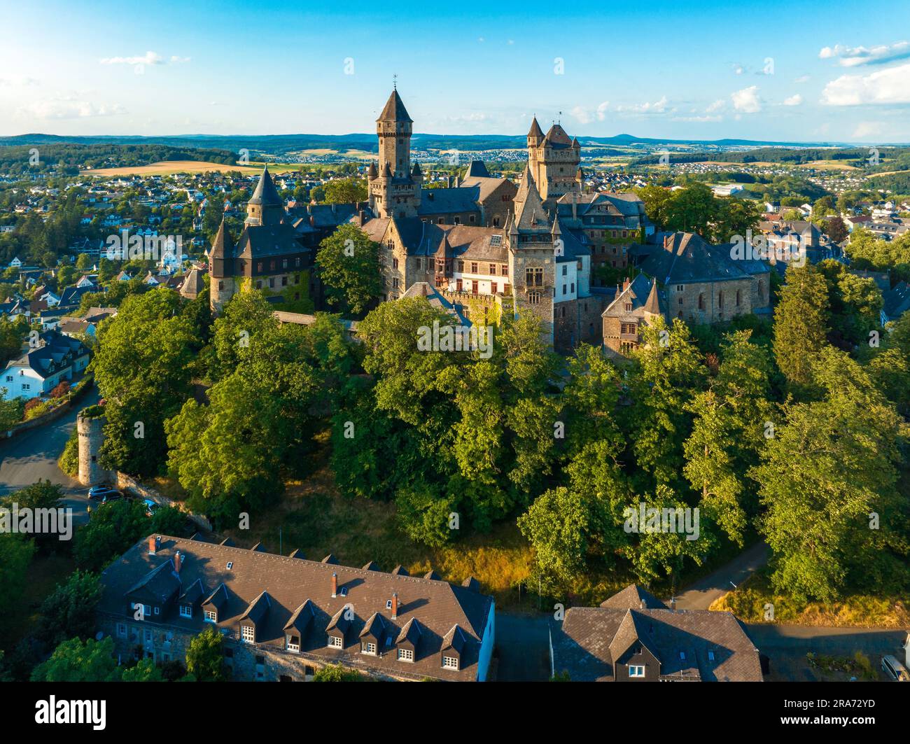Mittelalterliche Burg in Braunfels, Hessen, Deutschland, mit vielen späteren Erweiterungen. Luftaufnahme im Sommer bei Sonnenuntergang Stockfoto