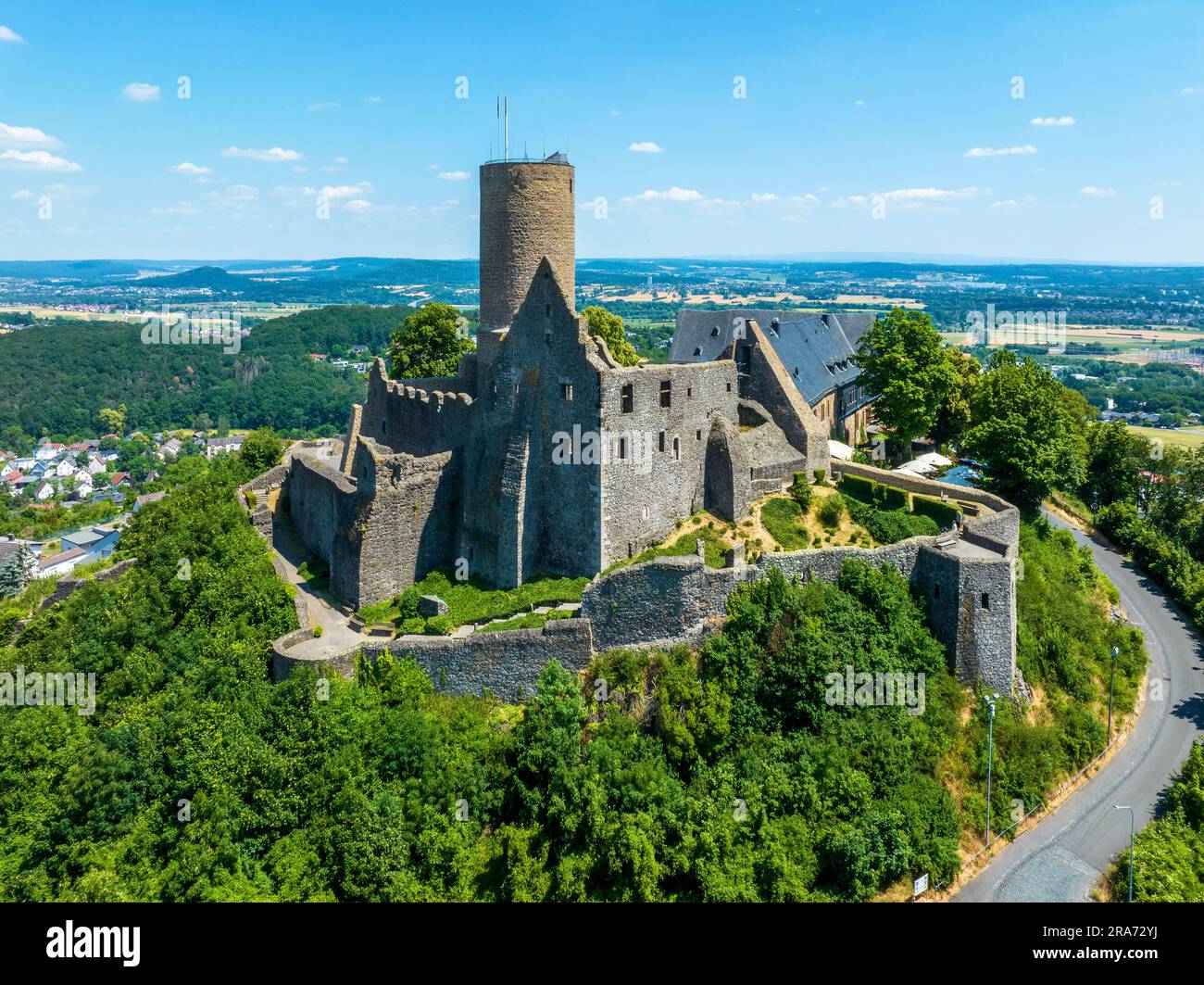 Ruinen der mittelalterlichen Burg Gleiberg in Hessen, Deutschland, auf dem Gipfel eines Vulkans. Luftaufnahme im Sommer Stockfoto