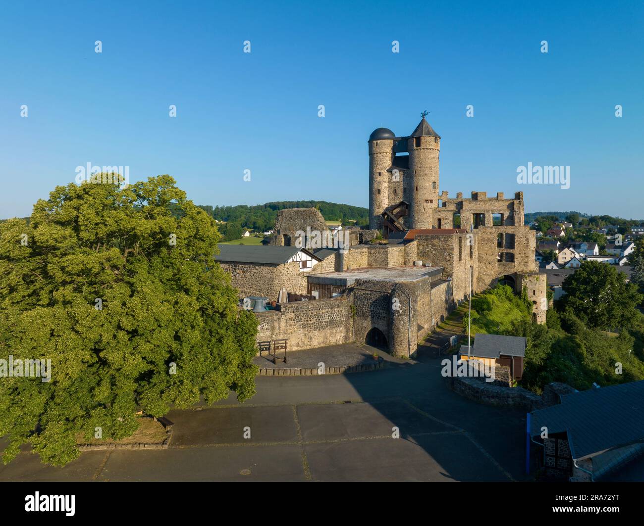 Renovierte Ruine des Schlosses Greifenstein in Hessen. Luftaufnahme im Sommer bei Sonnenaufgang Stockfoto