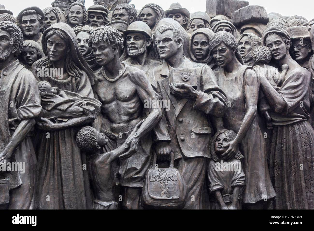 Rom, Italien - 10. Mai 2023 Denkmal für Migranten Angels by Surprise des kanadischen Künstlers Timothy Schmalz in St. Petersplatz Stockfoto