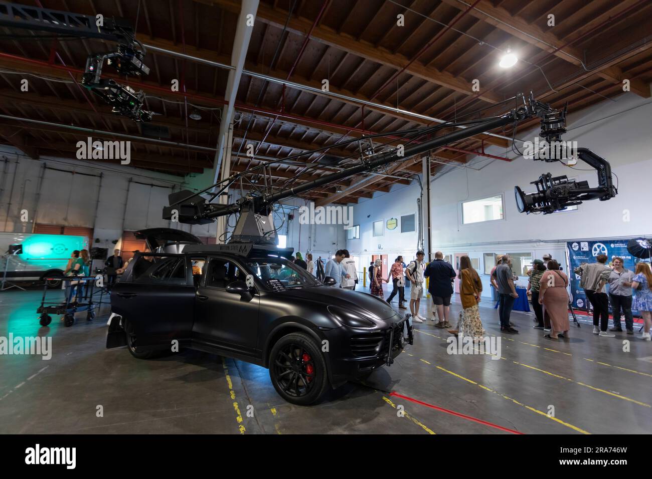 Seattle, Washington, USA. 30. Juni 2023. Demo eines Motocrane Hyper X Porsche Cayenne Kamerasystems bei der großen Eröffnung der Harbor Island Studios. Um die lokale Film- und Fernsehproduktion zu fördern, verwandelte King County den Standort der ehemaligen Fisher Flour Mill in ein professionelles Film- und Fernsehstudio mit einer Fläche von 117.000 Quadratmetern, das am 1. Juli offiziell eröffnet wird. Kredit: Paul Christian Gordon/Alamy Live News Stockfoto