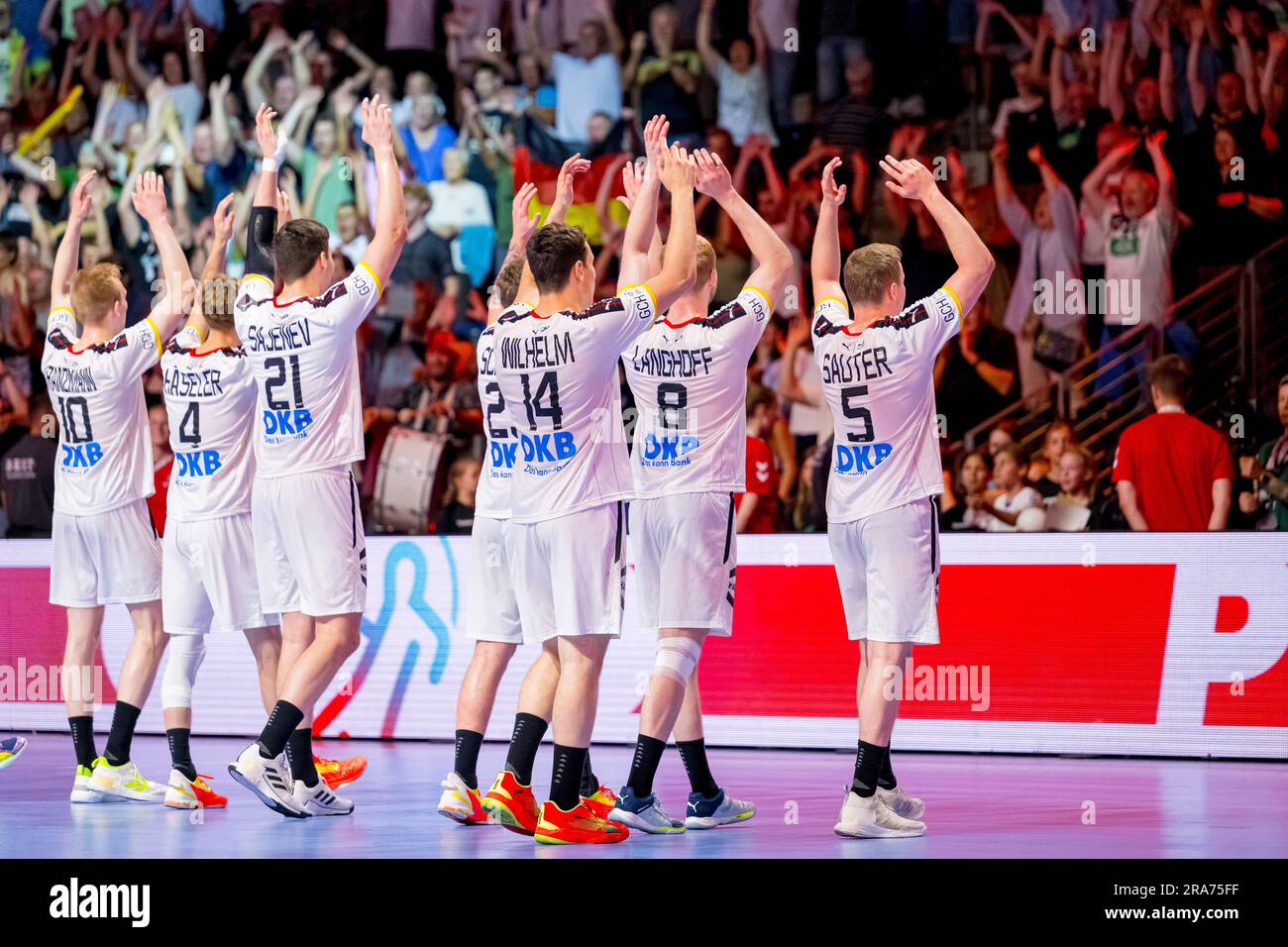 Berlin, Deutschland. 01. Juli 2023. Handball: Weltmeisterschaft, U-21, Deutschland - Serbien, Endrunde, Halbfinale, Max-Schmeling-Halle. Das deutsche Team dankt der Menge für ihre Unterstützung nach der letzten Pfeife. Kredit: Sascha Klahn/dpa/Alamy Live News Stockfoto