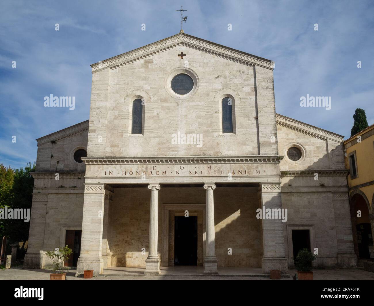 Die romanische Fassade der Kathedrale von San Secondiano, Chiusi Stockfoto