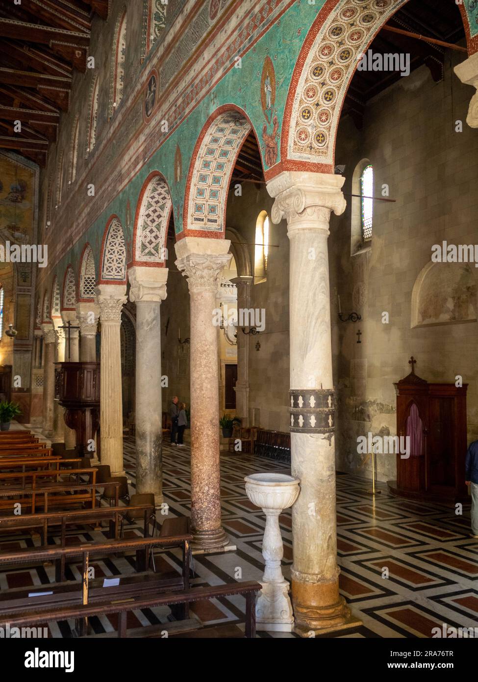 Das Innere der romanischen Kathedrale von San Secondiano, Chiusi Stockfoto