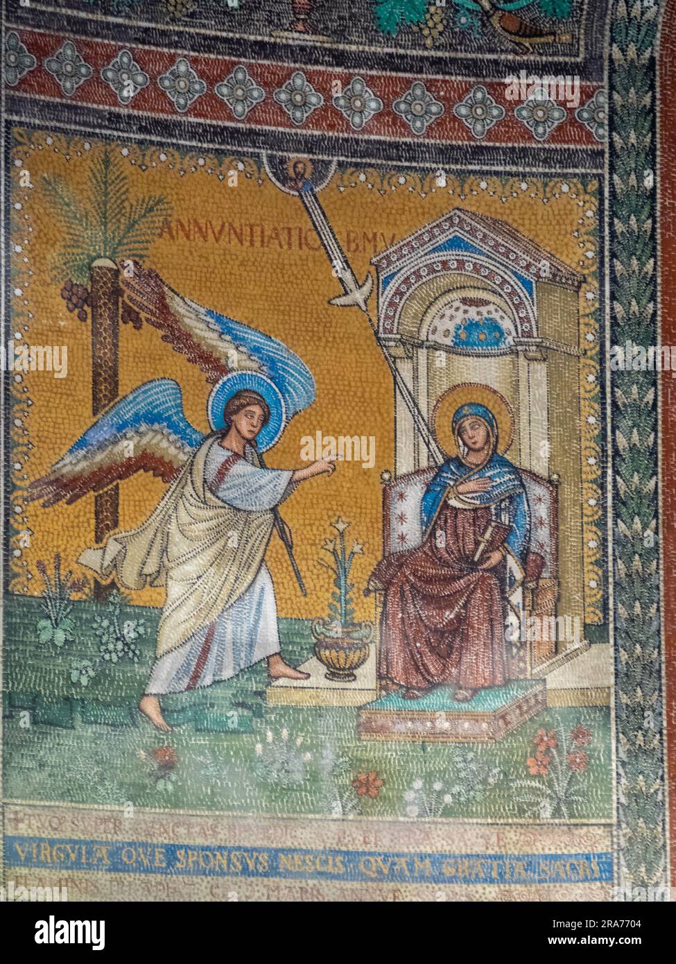 Detail der künstlich bemalten Mosaikwände von Arturo Viligiardi, Chiusi Kathedrale Stockfoto