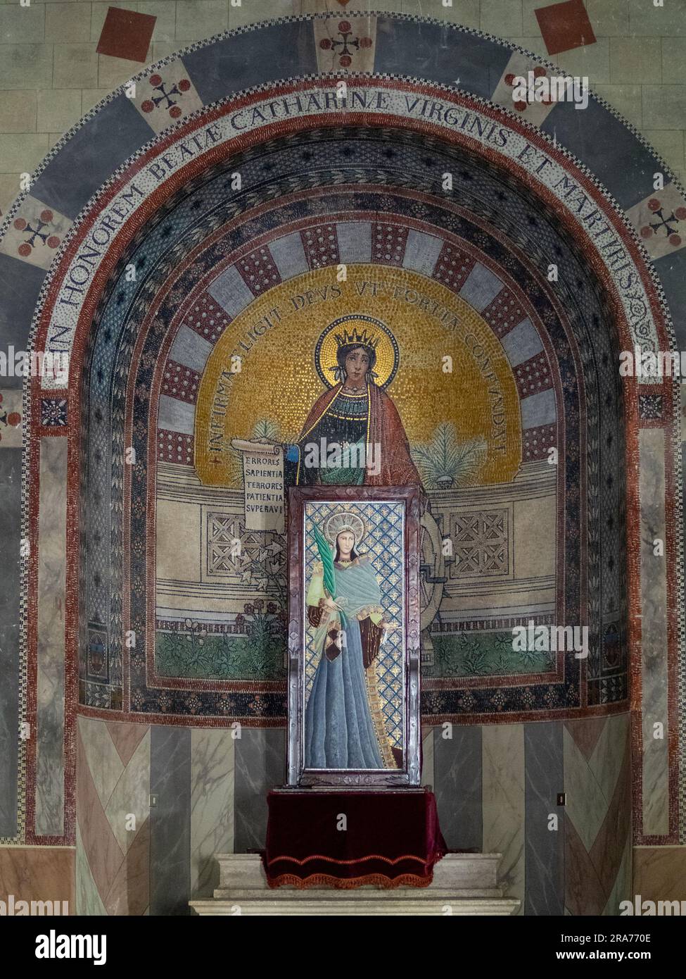 Gefälschte Mosaikbemalte Altarapse von Arturo Viligiardi, Chiusi Kathedrale Stockfoto