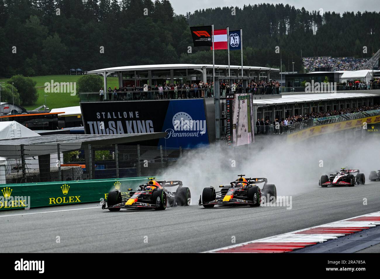 Spielberg, Mezzolombardo, Österreich. 1. Juli 2023. Der mexikanische Fahrer Sergio Perez von Red Bull Racing übernimmt zu Beginn des FIA F1 Sprint Race auf dem Red Bull Ring Circuit in Spielberg, Österreich, die Führung. Verstappen gewinnt. (Kreditbild: © Daisy Facinelli/ZUMA Press Wire) NUR REDAKTIONELLE VERWENDUNG! Nicht für den kommerziellen GEBRAUCH! Kredit: ZUMA Press, Inc./Alamy Live News Stockfoto
