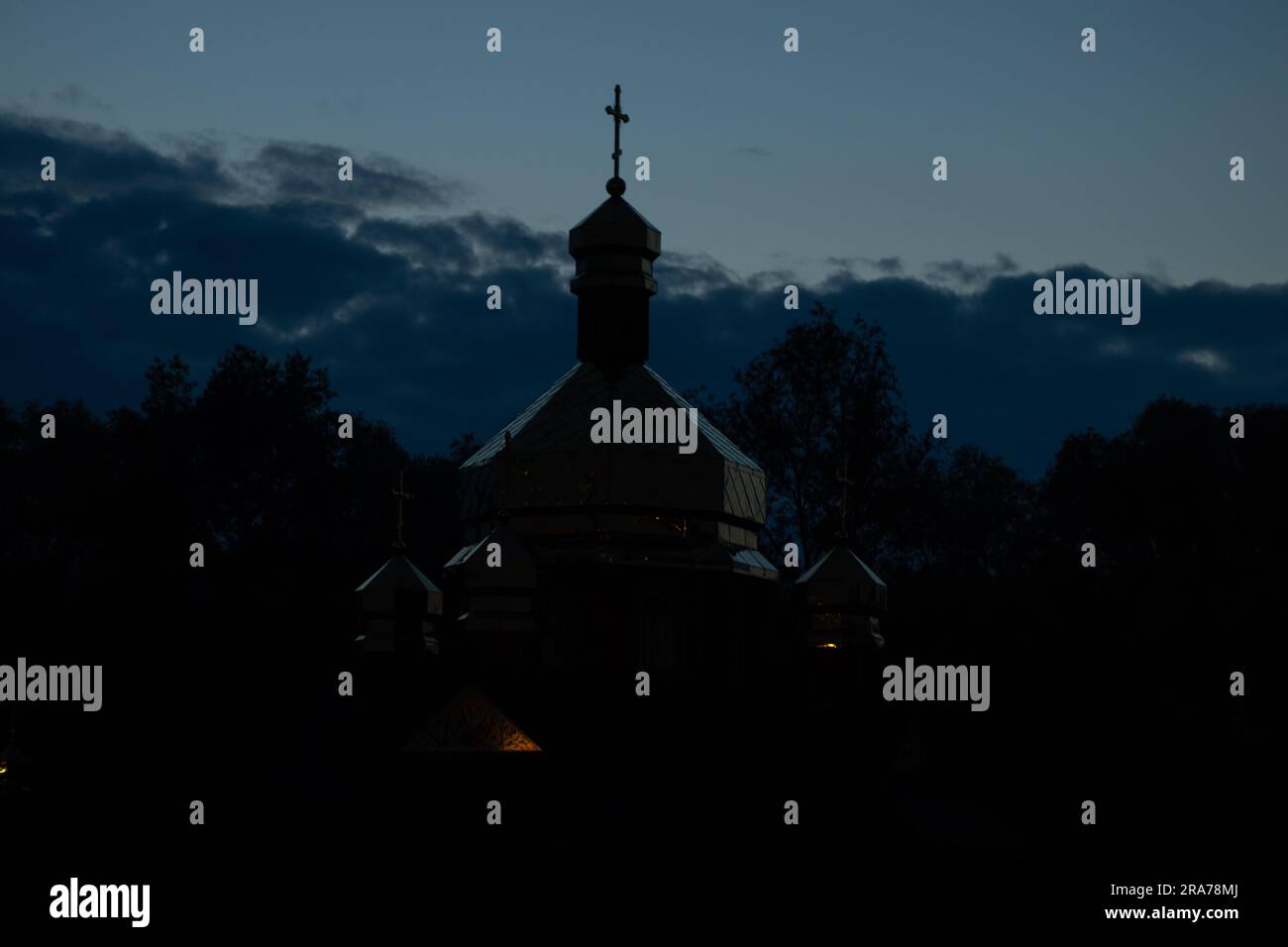 Kuppel der Kirche am Nachthimmel in der Ukraine Stockfoto