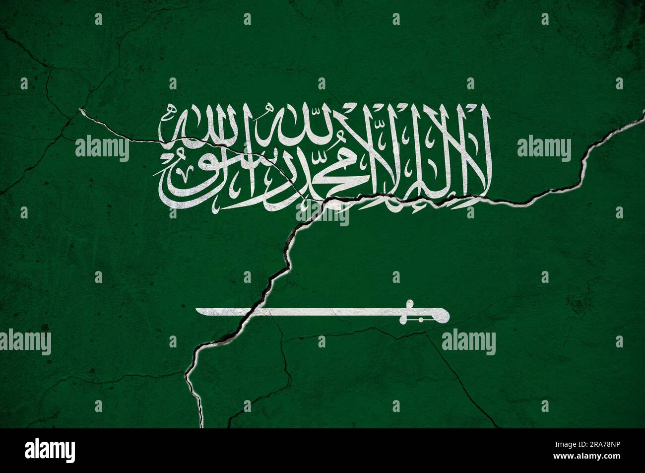 Ein Bild der Saudi-arabischen Flagge an einer Wand mit einem Riss. Hintergrund. Stockfoto