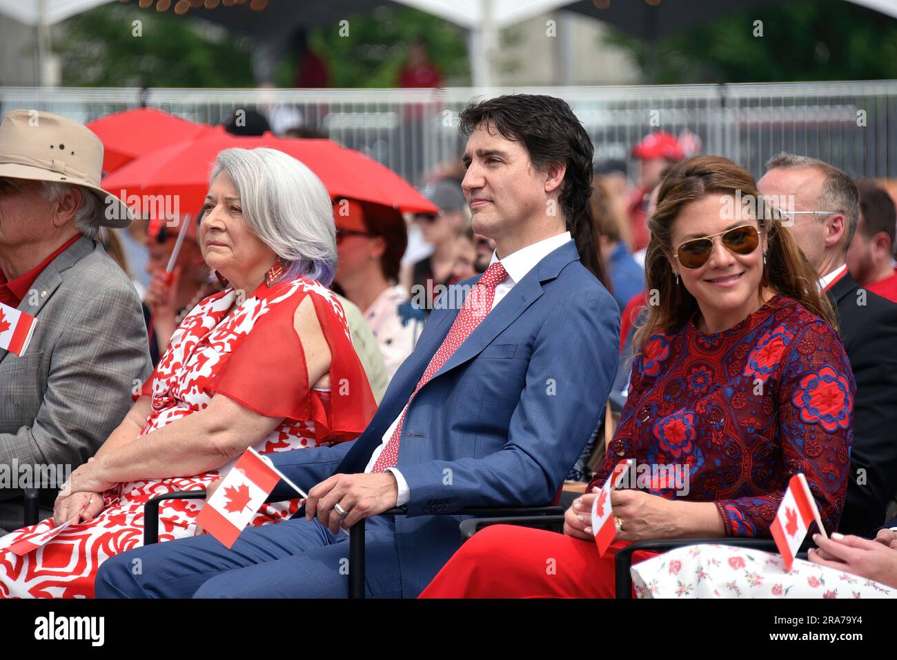 Ottawa, Kanada - 1. Juli 2023: Generalgouverneur Mary Simon und Premierminister Justin Trudeau, mit seiner Frau Sophie Grégoire Trudeau rechts, nehmen an der Feier zum kanadischen Tag in Lebreton Flats Teil. Simon ist Inuk und der erste Indigene, der das Amt des Generalgouverneurs innehat Stockfoto