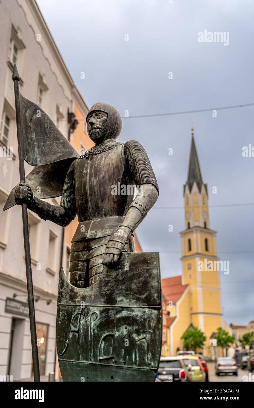 Vilshofen an der Donau, Bayern - DE - 6. Juni 2023 der Brunnen vor dem Rathaus in Vilshofen. Die Skulptur ist „Ritter Alain“, Ein Denkmal Stockfoto