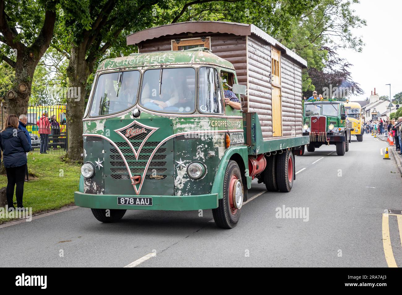 Juli 2023 - Croft Carnival Parade mit schweren Lastwagen, die durch das Dorf fahren Stockfoto