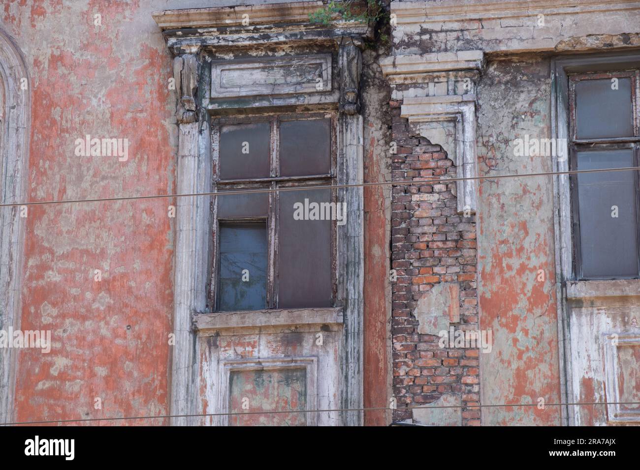 Wand mit Fenstern einer alten, nicht funktionierenden Fabrik in der ukraine in der Stadt dnipro Stockfoto Wand mit Fenstern einer alten, nicht funktionierenden Fabrik in der ukraine in der Stadt dnipro Stockfoto