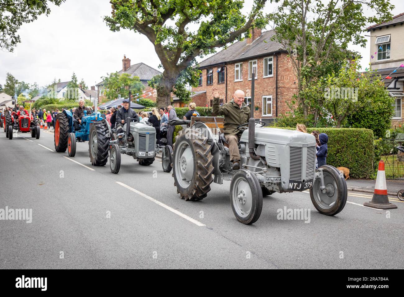 Juli 2023 - Croft Carnival Parade hatte eine Sammlung von Traktoren, die durch das Dorf fuhren Stockfoto