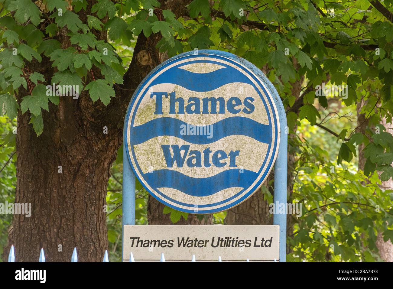 Thames Water Logo auf dem Schild der Wassergesellschaft, Surrey, England, Großbritannien. Foto: 1. Juli 2023. Das Unternehmen ist schwer verschuldet und droht zusammenbrechen Stockfoto