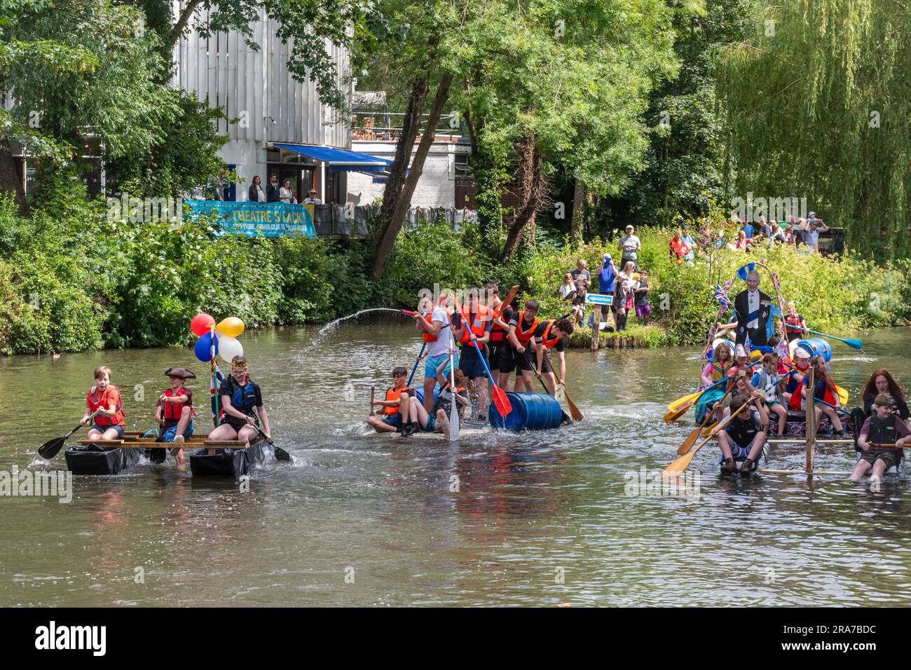 1. Juli 2023. Das jährliche Guildford Floß-Rennen auf dem River Wey, eine Spendenaktion, die von den Guildford Lions, Surrey, England, Großbritannien, durchgeführt wird Stockfoto