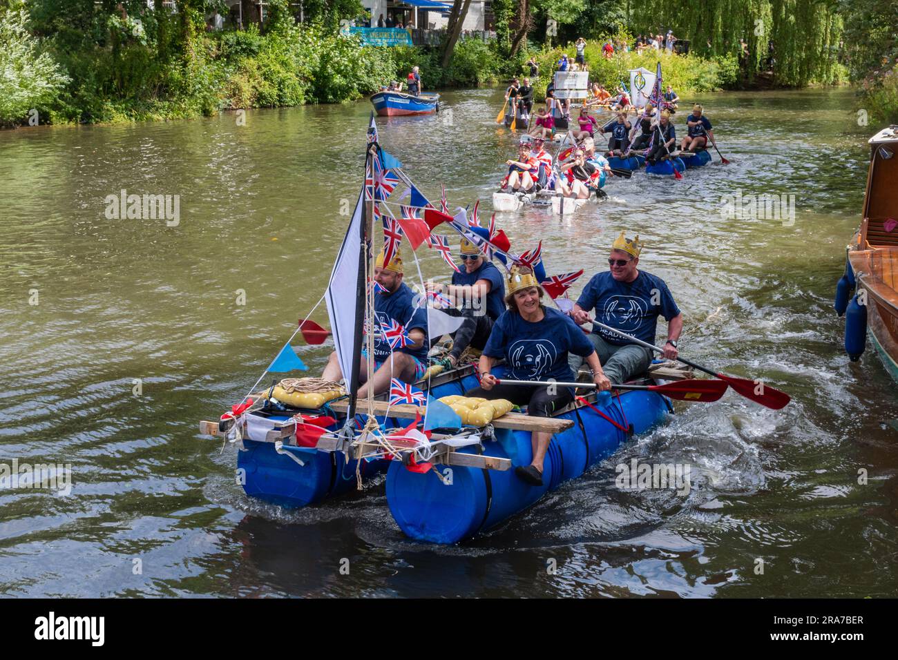 1. Juli 2023. Das jährliche Guildford Floß-Rennen auf dem River Wey, eine Spendenaktion, die von den Guildford Lions, Surrey, England, Großbritannien, durchgeführt wird Stockfoto