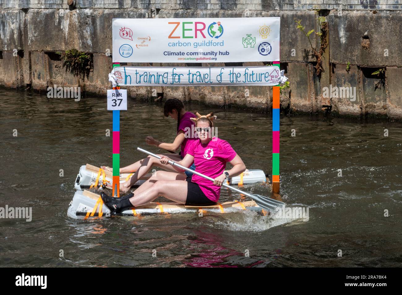 1. Juli 2023. Das jährliche Guildford Floß-Rennen auf dem River Wey, eine Spendenaktion, die von den Guildford Lions, Surrey, England, Großbritannien, durchgeführt wird Stockfoto